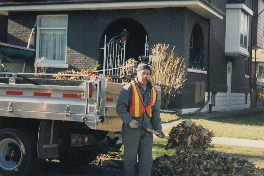 Local 5 members at work, 1996. Courtesy of Ed Thomas.