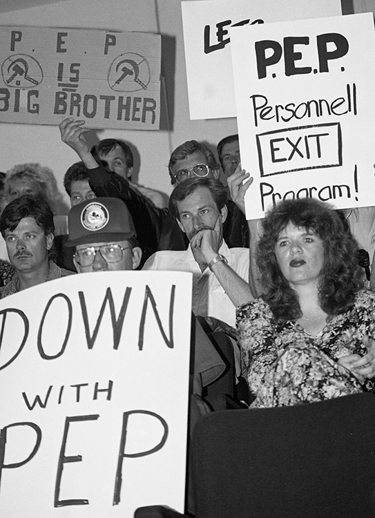 Locals 5 and 167 both rallied against management’s performance excellence program, January 3, 1992. Courtesy of The Hamilton Spectator Collection, Local History & Archives Department, Hamilton Public Library.